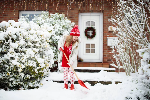 Niña Paleando Nieve Niña Con Pala Despejando Entrada Después Tormenta —  Fotos de Stock