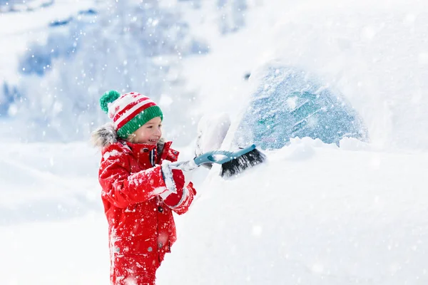 Niño Quitando Nieve Del Coche Después Tormenta Niño Con Cepillo —  Fotos de Stock