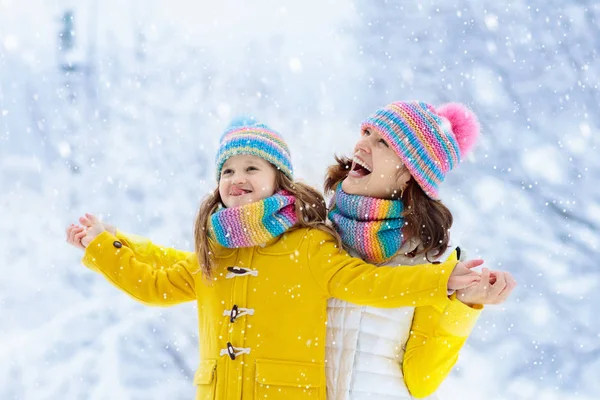 Mère Enfant Bonnets Hiver Tricotés Jouent Dans Neige Pendant Les — Photo