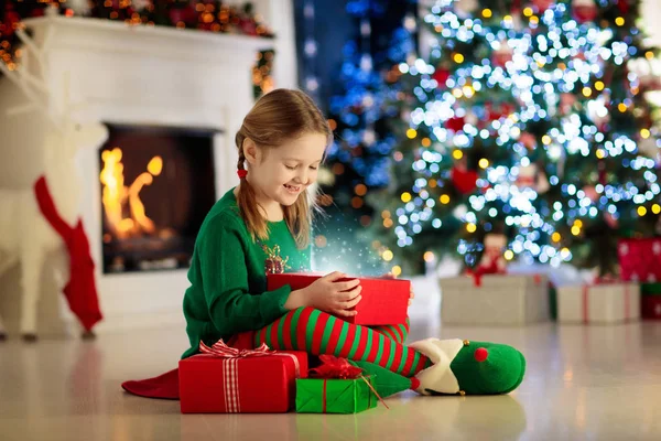 Regalo Apertura Niños Árbol Navidad Casa Niño Disfrazado Elfo Con — Foto de Stock