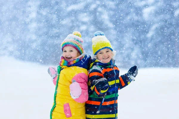 Crianças Brincando Neve Crianças Brincam Livre Dia Inverno Nevado Menino — Fotografia de Stock