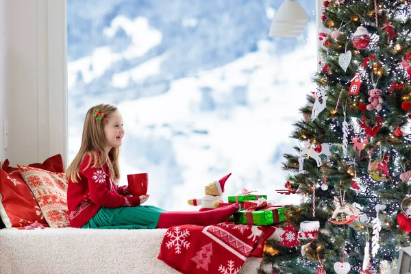 Παιδί Πίνει Ζεστή Σοκολάτα Στο Χριστουγεννιάτικο Δέντρο Στο Σπίτι Παιδί — Φωτογραφία Αρχείου