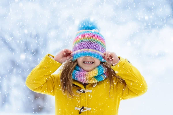 Criança Chapéu Malha Brincando Neve Nas Férias Natal Inverno Diversão — Fotografia de Stock