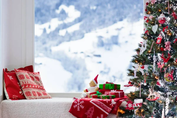 Рождественская Елка Окна Видом Снег Швейцарские Альпы Зимой Украшенная Гостиная — стоковое фото