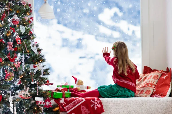 Kind Drinkt Warme Chocolademelk Bij Kerstboom Thuis Kind Opent Kerstcadeaus — Stockfoto