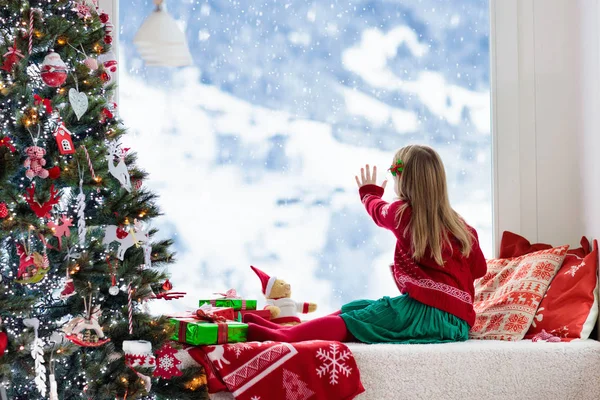 Niño Bebiendo Chocolate Caliente Árbol Navidad Casa Niño Abriendo Regalos — Foto de Stock