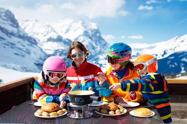 Семья Детьми Наслаждающимися Апре Лыжный Обед Традиционной Швейцарской Ракеткой Сыр — стоковое фото