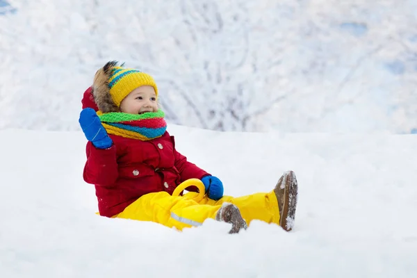 小男孩喜欢坐雪橇 孩子们滑行 Toddler的孩子骑着雪橇孩子们在外面雪地里玩耍 孩子们在阿尔卑斯山里滑雪橇 家庭圣诞假期的户外乐趣 — 图库照片