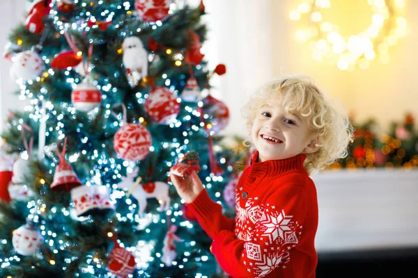 Kind Versieren Kerstboom Thuis Jongetje Gebreide Trui Met Kerst Ornament — Stockfoto