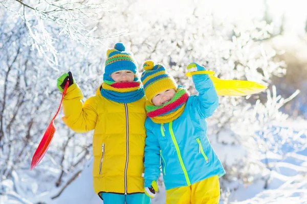 Kleine Mädchen Und Jungen Genießen Die Schlittenfahrt Kinderrodeln Kleinkind Beim — Stockfoto