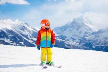 Dağlarda Kayak çocuk. Kayak Okulu evlat. Çocuklar için kış sporları. Alplerde aile Noel tatili. Çocuk yokuş aşağı Kayak öğrenin. Alpine Kayak ders erkek ve kız için. Açık kar eğlenceli.