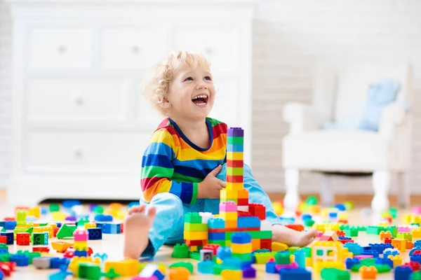 Barn Leker Med Färgglada Leksaksblock Liten Pojke Byggnad Torn Hemma — Stockfoto