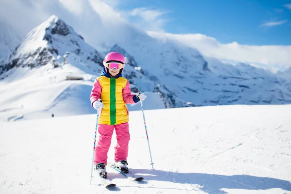 山でスキーの子 スキー学校で子供します 子供のための冬スポーツ アルプスの家族のクリスマス休暇 子供たちは ダウンヒル スキーを学ぶ 男の子と女の子のための高山のスキー レッスン 屋外の雪の楽しみ — ストック写真