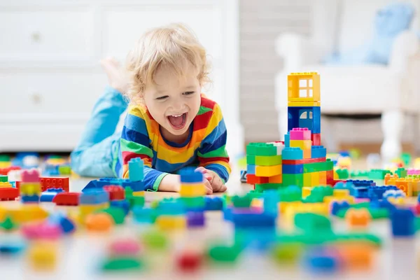 Gyerek Színes Játéktömbökkel Játszik Kisfiú Épület Torony Otthon Vagy Óvoda — Stock Fotó