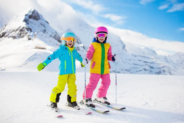 Kinderskifahren Den Bergen Kind Der Skischule Wintersport Für Kinder Familienweihnachtsurlaub — Stockfoto