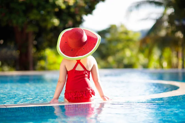 Bambino Piscina Vacanza Tropicale Famiglie Con Bambini Bambina Con Costume — Foto Stock