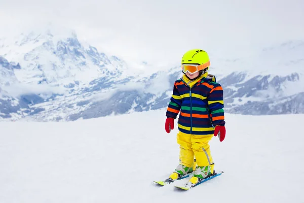 Criança Esquiar Nas Montanhas Miúdo Escola Esqui Desporto Inverno Para — Fotografia de Stock