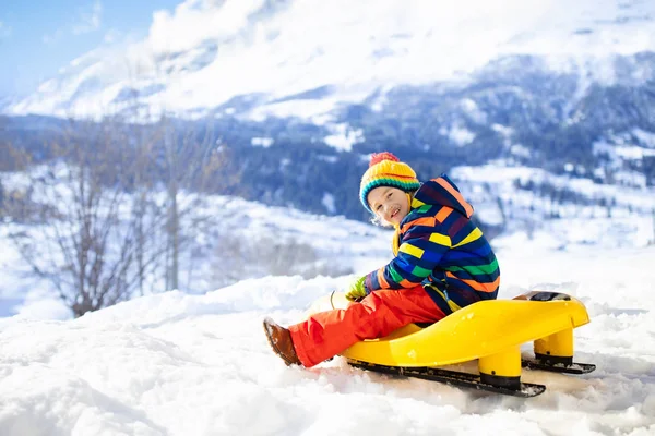 Kleine Jongen Geniet Van Een Slee Ritje Kindersleeën Een Peuter — Stockfoto