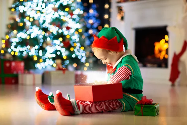 Regalo Apertura Bambino All Albero Natale Casa Ragazzo Costume Elfo — Foto Stock