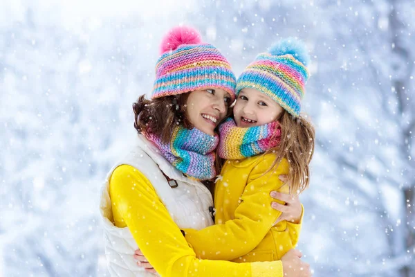 Mãe Criança Chapéus Inverno Tricotados Jogam Neve Férias Natal Família — Fotografia de Stock