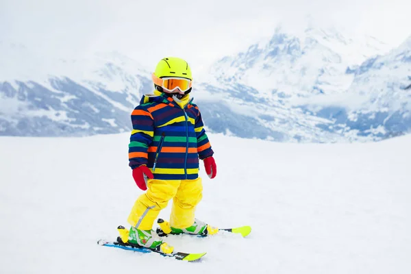 Gyermek Síelés Hegyekben Gyerek Síiskolában Téli Sport Gyerekeknek Családi Karácsony — Stock Fotó