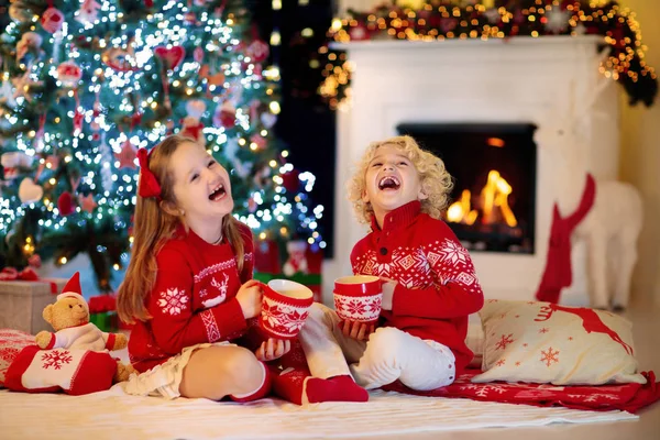 Niño Bajo Árbol Navidad Casa Niño Niña Suéter Punto Con — Foto de Stock