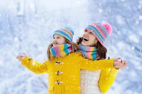 Moeder Kind Gebreide Winter Hoeden Spelen Sneeuw Familie Kerstvakantie Handgemaakte — Stockfoto