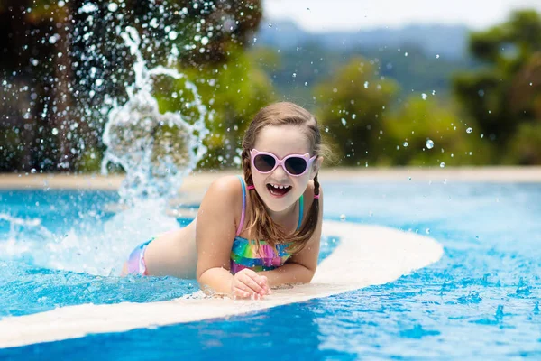 Barn Leker Poolen Sommarsemester Med Barn Liten Flicka Hoppar Vatten — Stockfoto