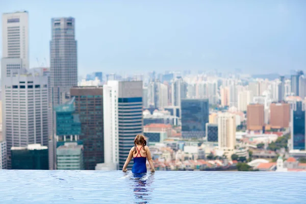 Kinder Schwimmen Dachpool Familienurlaub Singapur Stadtsilhouette Vom Infinity Pool Luxushotel — Stockfoto