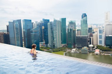 Çocuklar Singapur çatı üst yüzme havuzunda yüzmek