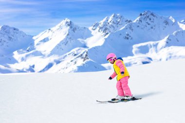 Kayak ve kar kış eğlenceli çocuklar için. Çocuk Kayak.