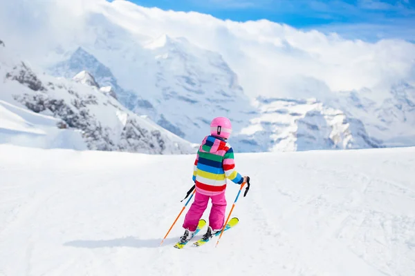 Esquí y nieve diversión de invierno para los niños. Niños esquiando . — Foto de Stock