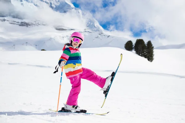 Ski en sneeuw Winterpret voor kinderen. Kinderen skiën. — Stockfoto