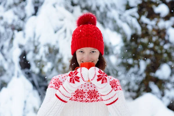 Vrouw drinkt kerst chocolade. Meisje met cacao. — Stockfoto