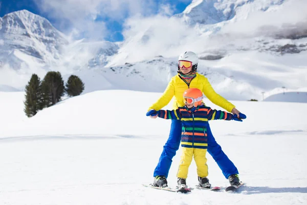 Rodinné lyžování v horách. Matka a psi lyže. — Stock fotografie