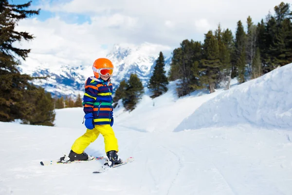 スキー用、子供のための冬の楽しみは雪。子供たちのスキー. — ストック写真