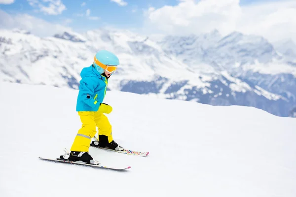 Ski en sneeuw Winterpret voor kinderen. Kinderen skiën. — Stockfoto