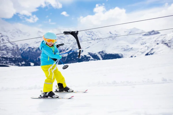 Ski e neve inverno divertido para as crianças. Crianças esquiando . — Fotografia de Stock