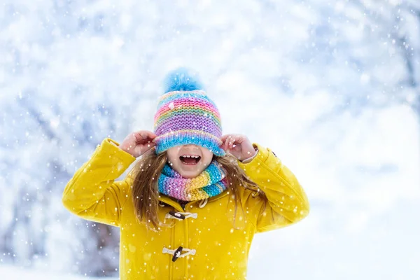 Enfant jouant dans la neige à Noël. Enfants en hiver — Photo