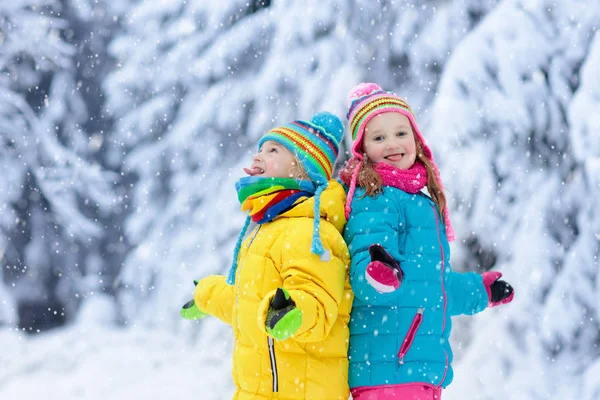 Child playing with snow in winter. Kids outdoors. — Stock Photo, Image