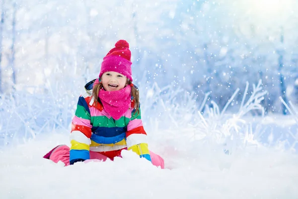 Kind spielt im Winter mit Schnee. Kinder im Freien. — Stockfoto
