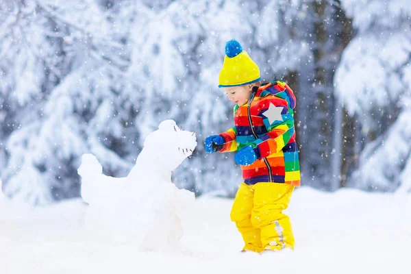 Kind Maken Sneeuwpop Snowy Winter Park Kinderen Spelen Sneeuw Jongetje — Stockfoto