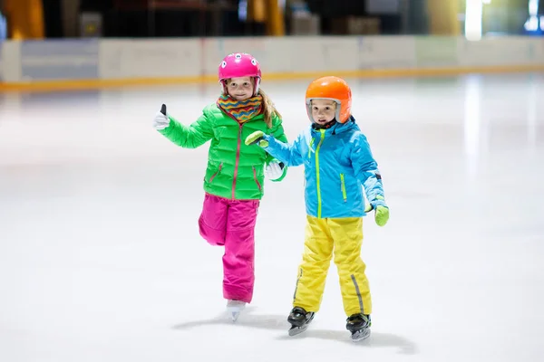Kinder Schlittschuhlaufen Auf Der Überdachten Eisbahn Kinder Skaten Aktiver Familiensport — Stockfoto
