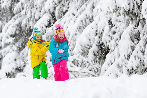 Дети Играют Снегом Зимой Девочка Мальчик Красочной Куртке Вязаной Шляпе — стоковое фото