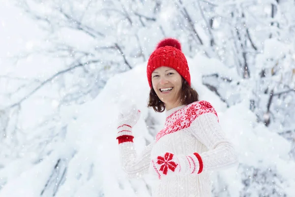 Jonge Vrouw Gebreide Trui Spelen Sneeuwbal Gevecht Winter Meisje Familie — Stockfoto