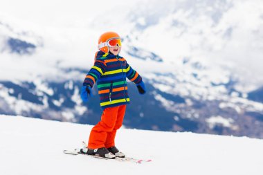 Dağlarda Kayak çocuk. Kayak Okulu evlat. Çocuklar için kış sporları. Alplerde aile Noel tatili. Çocuk yokuş aşağı Kayak öğrenin. Alpine Kayak ders erkek ya da kız için. Açık kar eğlenceli.
