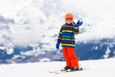 Dağlarda Kayak çocuk. Kayak Okulu evlat. Çocuklar için kış sporları. Alplerde aile Noel tatili. Çocuk yokuş aşağı Kayak öğrenin. Alpine Kayak ders erkek ya da kız için. Açık kar eğlenceli.