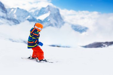 Dağlarda Kayak çocuk. Kayak Okulu evlat. Çocuklar için kış sporları. Alplerde aile Noel tatili. Çocuk yokuş aşağı Kayak öğrenin. Alpine Kayak ders erkek ya da kız için. Açık kar eğlenceli.