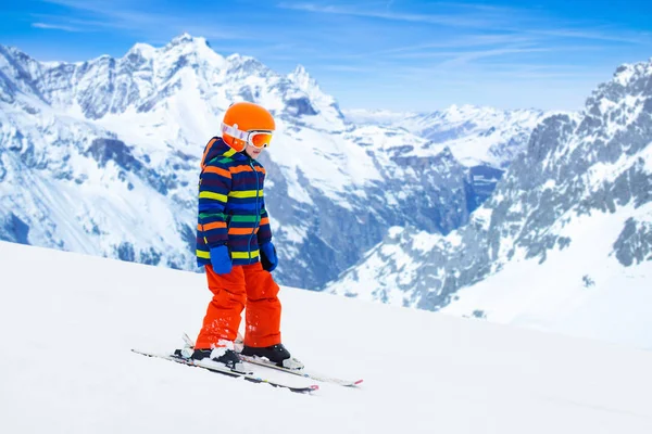 山でスキーの子 スキー学校で子供します 子供のための冬スポーツ アルプスの家族のクリスマス休暇 子供たちは ダウンヒル スキーを学ぶ 男の子か女の子のアルペン スキー レッスン — ストック写真