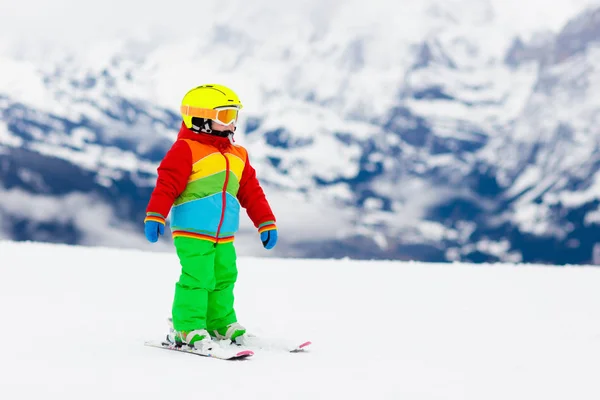 山でスキーの子 スキー学校で子供します 子供のための冬スポーツ アルプスの家族のクリスマス休暇 子供たちは ダウンヒル スキーを学ぶ 男の子か女の子のアルペン スキー レッスン — ストック写真